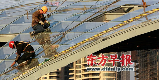 今后，上海還將限制處于人流密集、流動性大的區(qū)域內(nèi)的建筑物安裝玻璃幕墻。徐曉林 早報資料